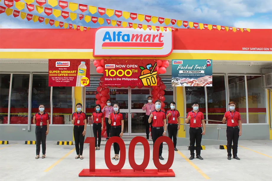 Alfamart team celebrates the opening of its 1,000th store.