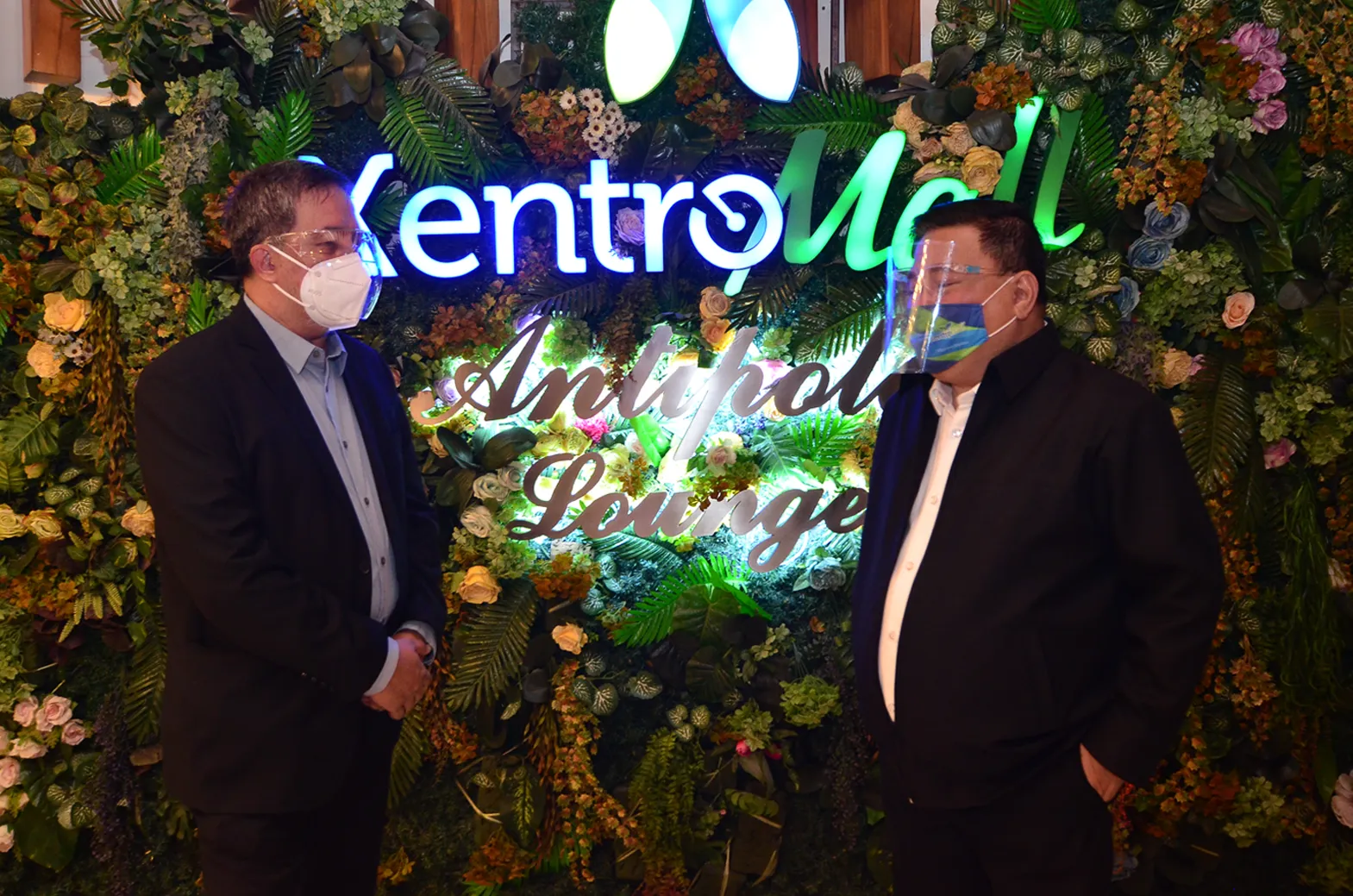 XentroMall representatives at a festive lighting display.