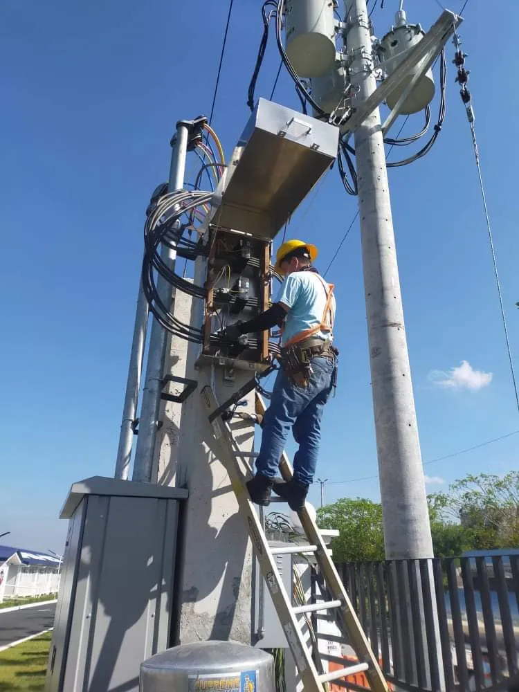 A Meralco lineman servicing a COVID-19 health facility