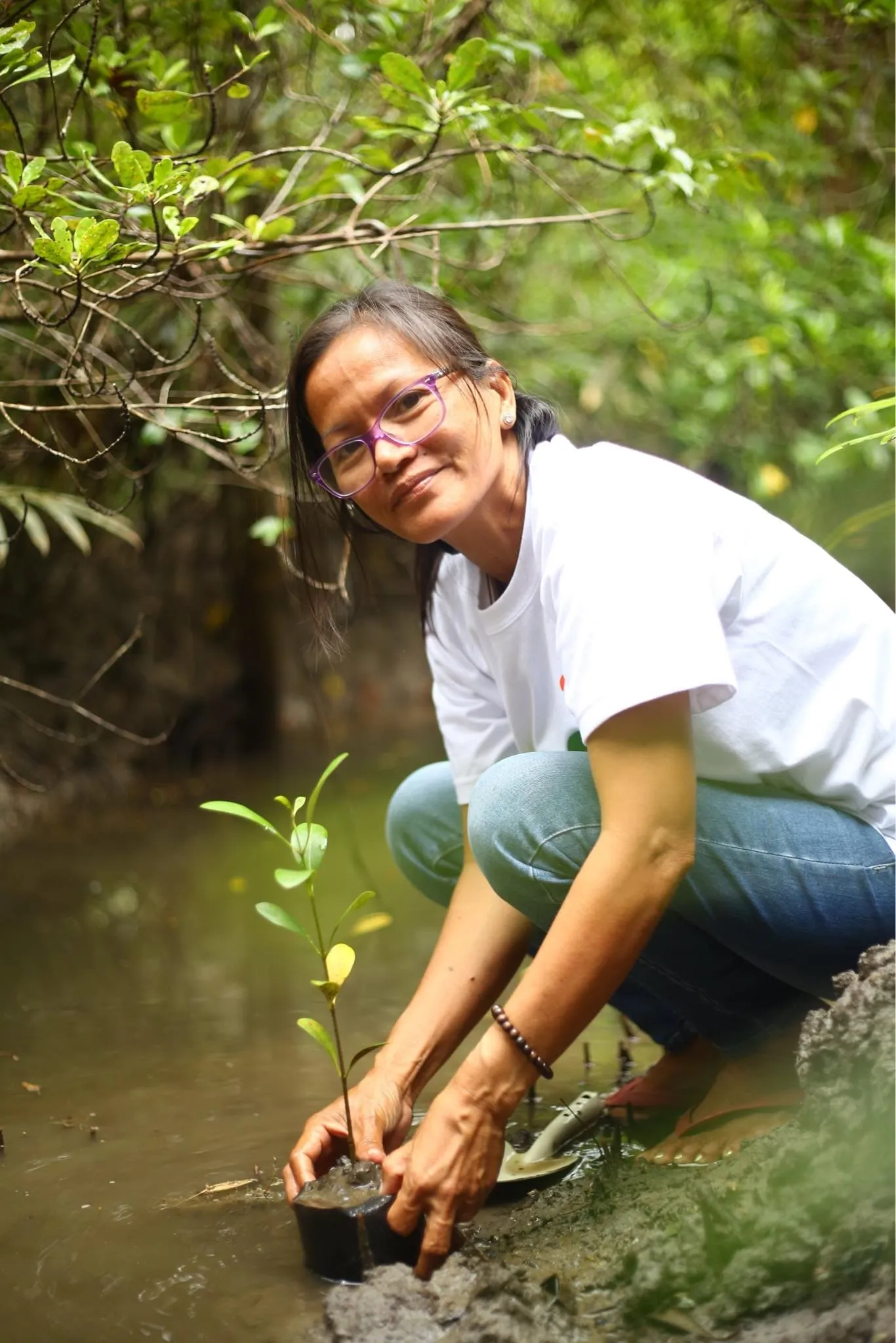 Retchie Sacapaño from Ibajay, Aklan found another way to earn income while taking care of the environment: planting and nurturing mangroves.