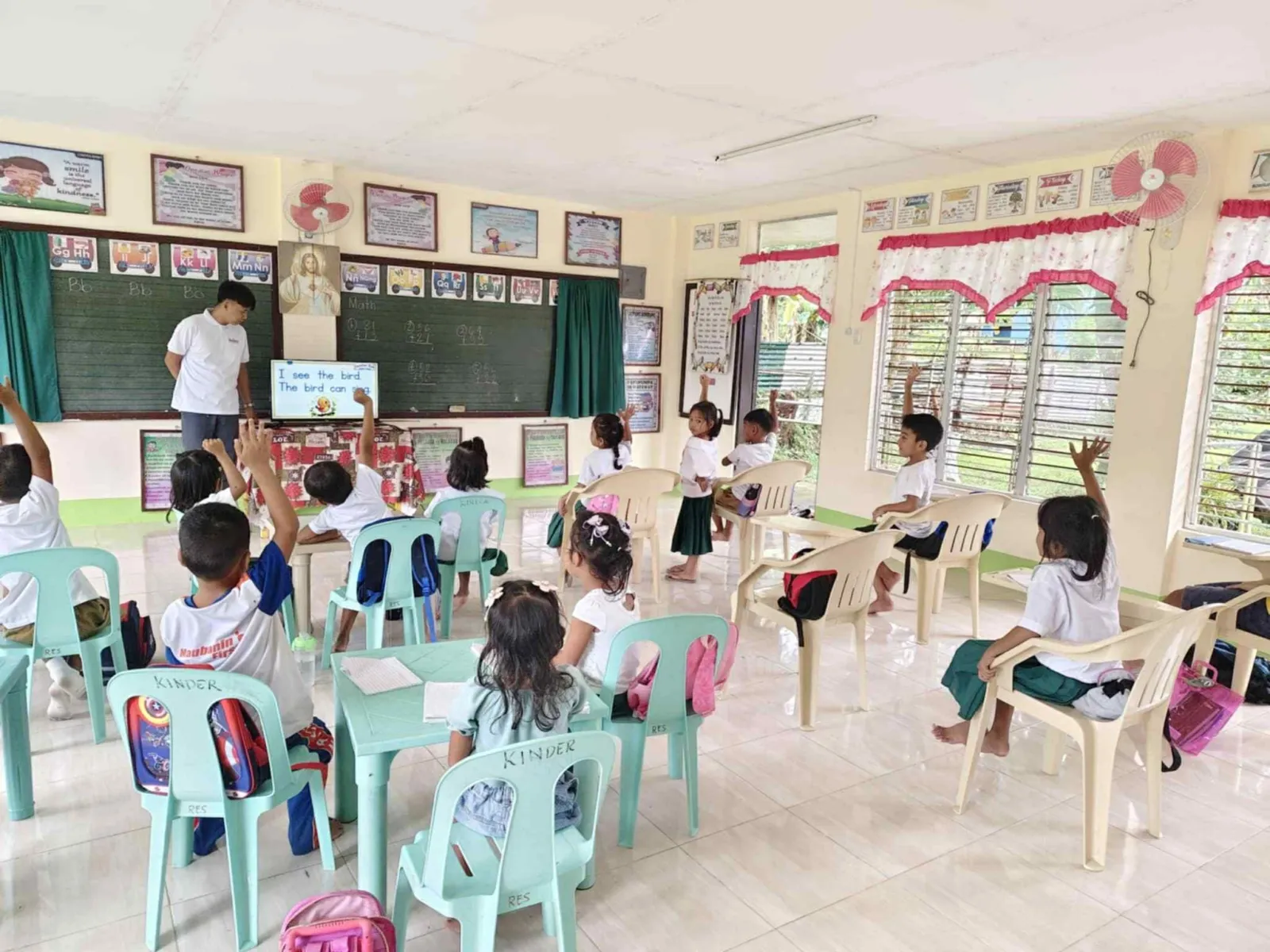 Students in Rosario Elementary School are more participative in class when using the television powered by solar energy.