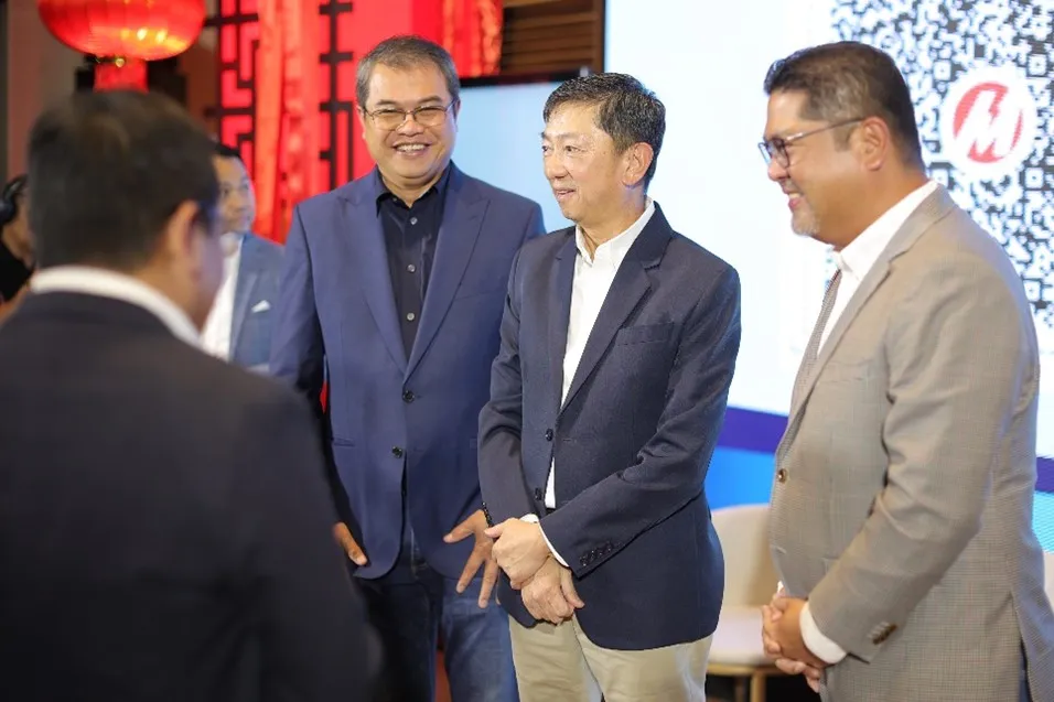 Ronnie Aperocho, Ferdinand Geluz, and Victor Genuino speak with attendees at Meralco’s Power Up Talks roundtable.